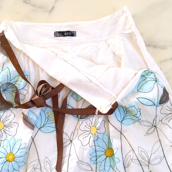 NWOT. Beautiful Skirt with multi color embroidered flowers, ribbon & full lining - Picture 4 of 6